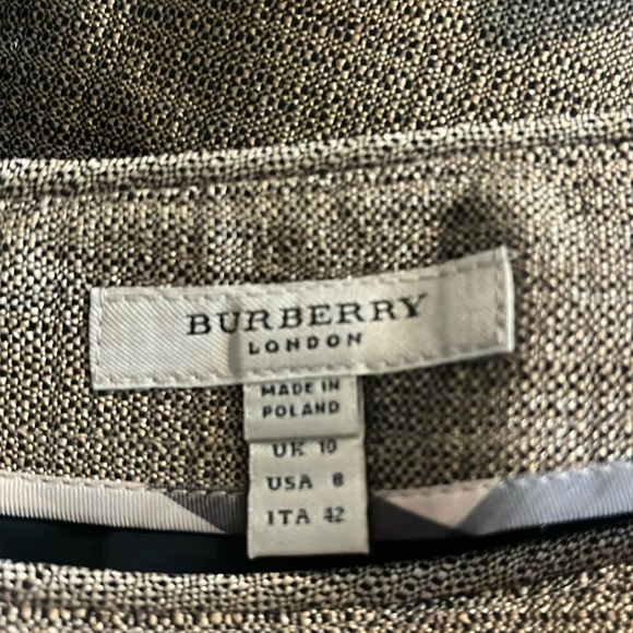Gorgeous Burberry mini skirt. - Picture 4 of 4